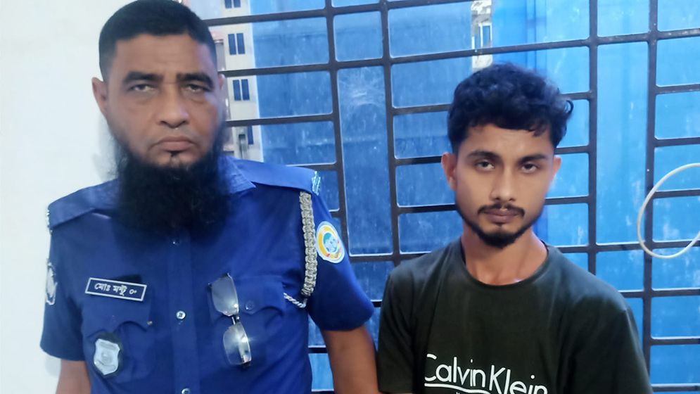 চুরি করতে গিয়ে ছুরিকাঘাতে প্রবাসীর স্ত্রী-মেয়েকে জখম, নিষিদ্ধ ছাত্রলীগ নেতা আটক