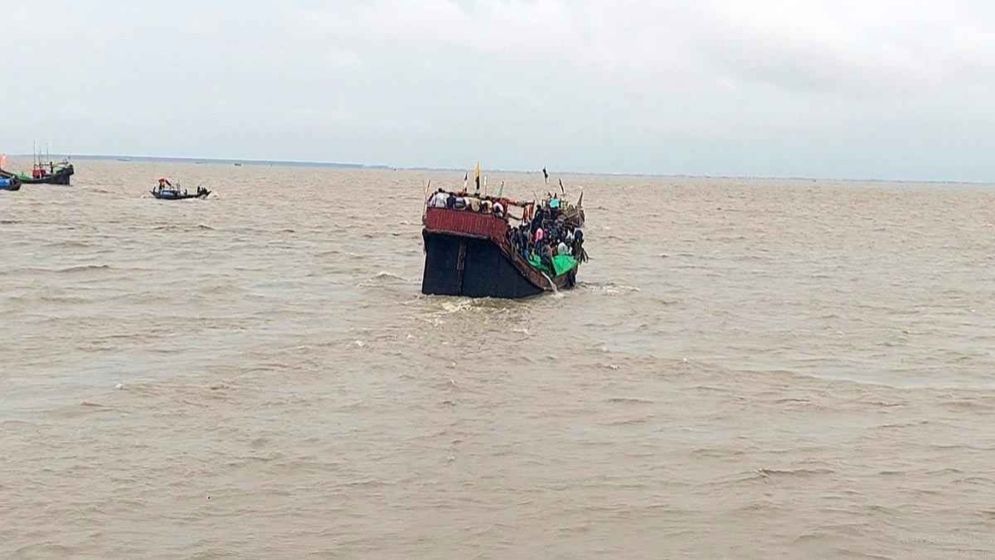 হাতিয়ার সঙ্গে সারা দেশের নৌ যোগাযোগ বন্ধ