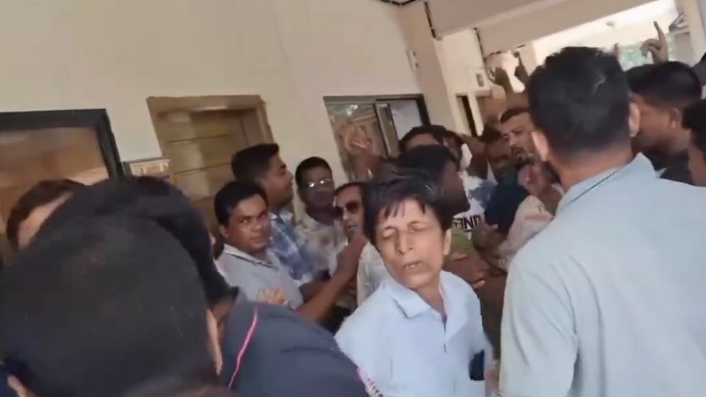 ছাত্রদলের বিক্ষোভ, ইউএনওকে লাঞ্ছিত ও অফিস ভাঙচুর