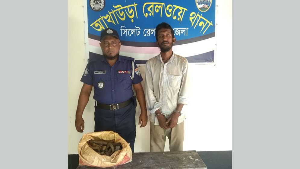 রেললাইনের নাট-বল্টু-ফিসপ্লেট বিক্রির চেষ্টা, পিডব্লিউ কর্মচারী আটক