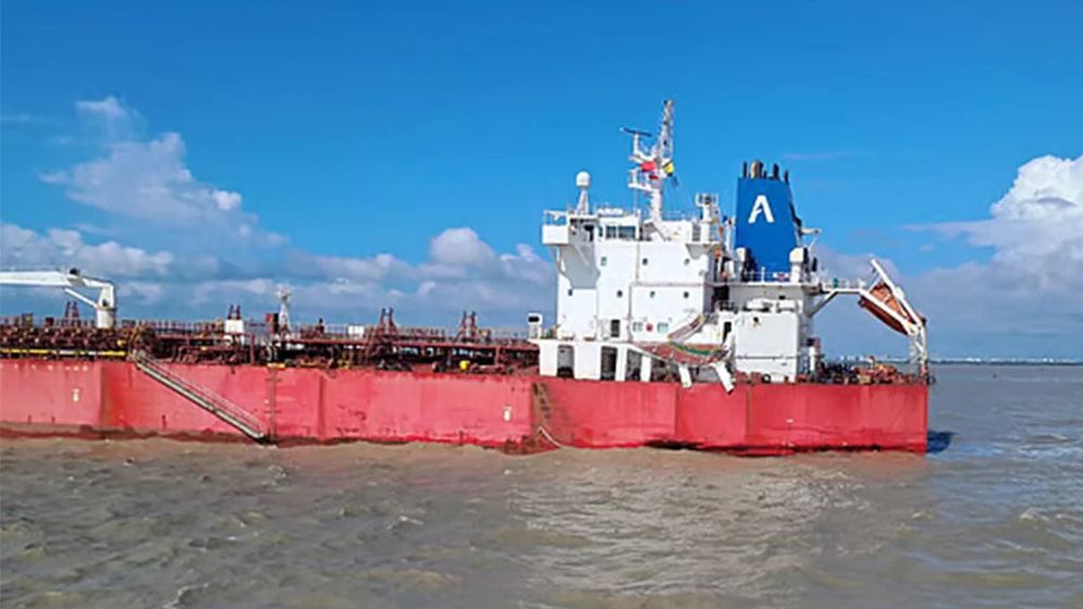 চট্টগ্রামে এক জাহাজের ধাক্কায় আরেক জাহাজের ইঞ্জিন রুমে পানি