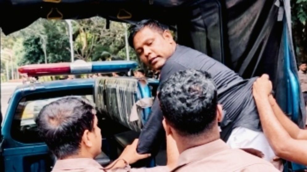 ধানমন্ডি ৩২ নম্বরে সতর্ক অবস্থানে পুলিশ, ফুল দিতে আসা যুবলীগ কর্মী আটক