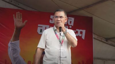 ফ্যানের বাতাস খাচ্ছে, আর হারিকেন নিয়ে বলছে—গ্যাস দে, বিদ্যুৎ দে