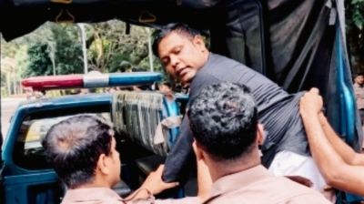 ধানমন্ডি ৩২ নম্বরে সতর্ক অবস্থানে পুলিশ, ফুল দিতে আসা যুবলীগ কর্মী আটক