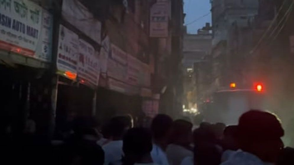 বংশালে হেলমেটের গোডাউনে আগুন