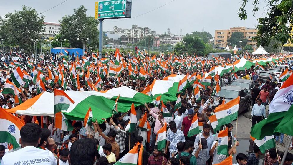 মুখ্যমন্ত্রীর বাড়ি ঘেরাও, রাহুলকে সমর্থন প্রত্যাহারের হুঁশিয়ারি