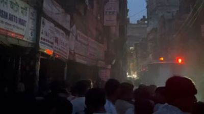 বংশালে হেলমেটের গোডাউনে আগুন