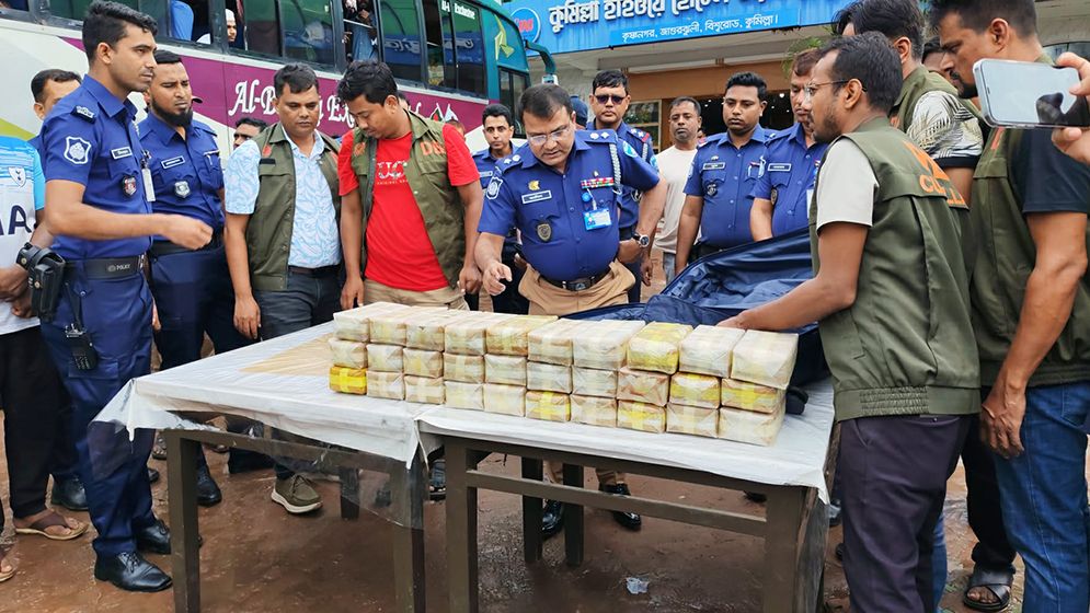 বিলাসবহুল গাড়িতে ১৫ কোটি টাকার ইয়াবা, গ্রেফতার ২
