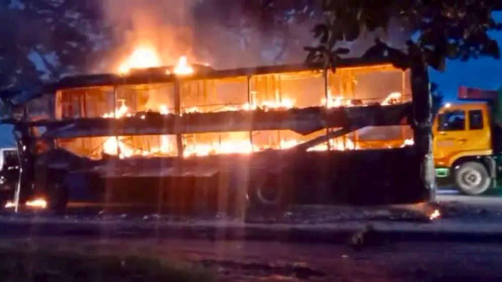 সামনে দাঁড়িয়ে থাকা গাড়িতে ধাক্কা দিয়ে স্লিপার কোচ পুড়ে ভস্মীভূত
