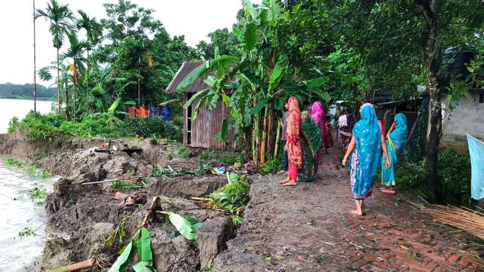 আড়িয়াল খাঁ নদীর ভাঙনে একদিনে ১০টি বাড়ি বিলীন