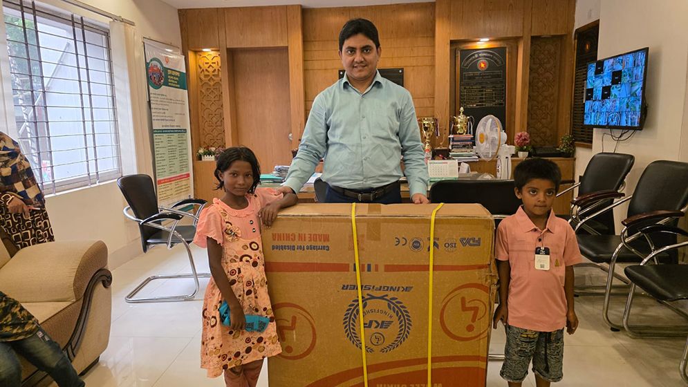 ‘দিদির জন্য গাড়ি দেন’ তুলির আবদারে মিলল হুইলচেয়ার