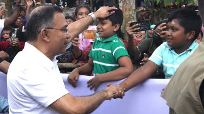 সাধারণ যাত্রীর মতো বাসে প্রধানমন্ত্রী, সরলতায় মুগ্ধ কিশোরগঞ্জবাসী