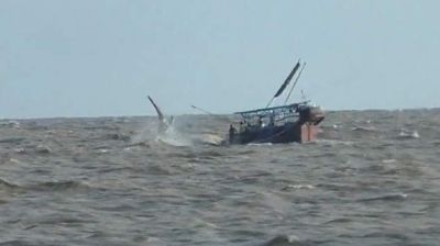 উত্তাল ঢেউয়ে সাগরে ট্রলারডুবি, ১০ জেলের সবাই উদ্ধার