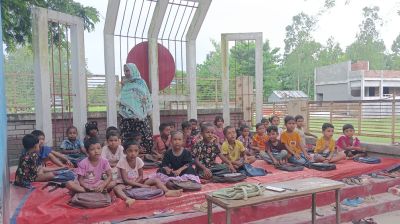 চিলমারীতে শ্রেণিকক্ষের অভাবে শিশুশ্রেণির পাঠদান চলছে শহীদ মিনারে