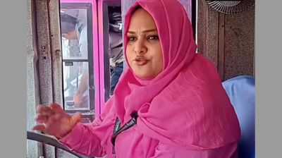 কীভাবে বাস চালানো শিখলেন, জানালেন পিংক বাসের নারী চালক রিমা