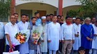 বিদায়ী শিক্ষককে ৬ লাখ টাকা উপহার দিলেন সাবেক শিক্ষার্থীরা