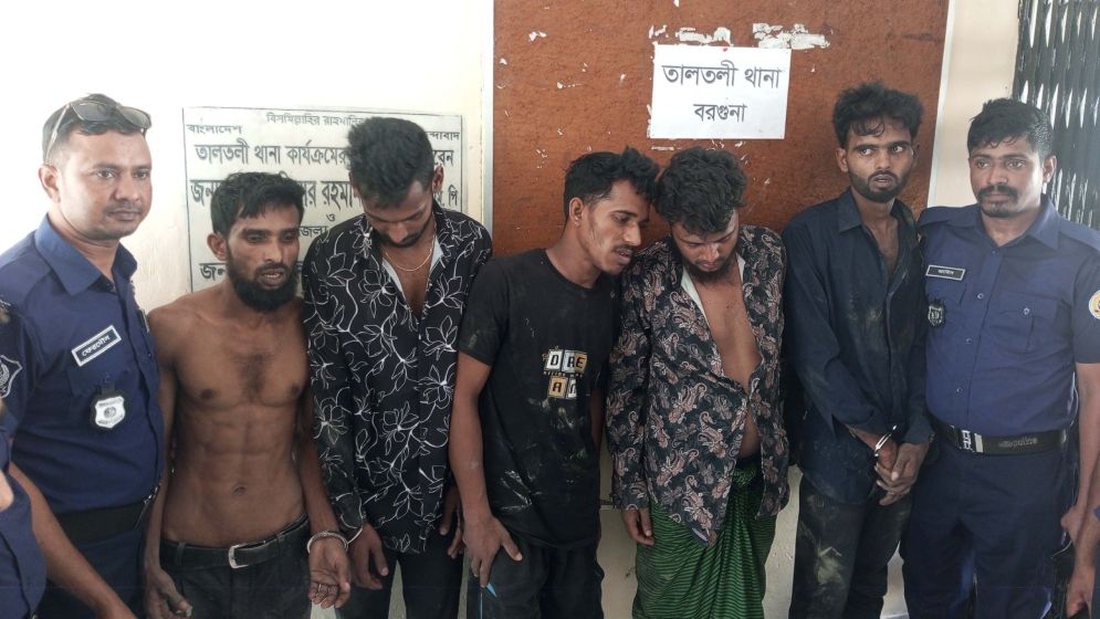 তালতলীতে বিএনপির পালটাপালটি সভা ঘিরে উত্তেজনা, অস্ত্রসহ আটক ৫