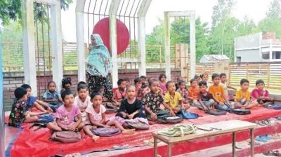 শ্রেণিকক্ষের অভাবে শহীদ মিনারে পাঠদান