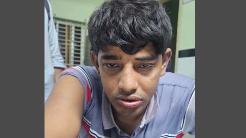 শিক্ষার্থীর মাকে বাড়িতে ডেকে ধর্ষণ, শিক্ষক গ্রেফতার