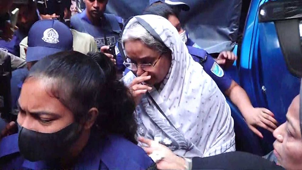 স্বামীকে অশ্রুসিক্ত নয়নে শেষ বিদায় জানালেন দীপু মনি