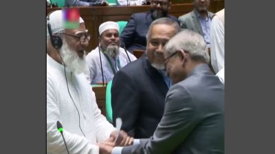 ভোট দিয়ে বিরোধী দলের এমপিদের সঙ্গে শুভেচ্ছা বিনিময় মির্জা ফখরুলের