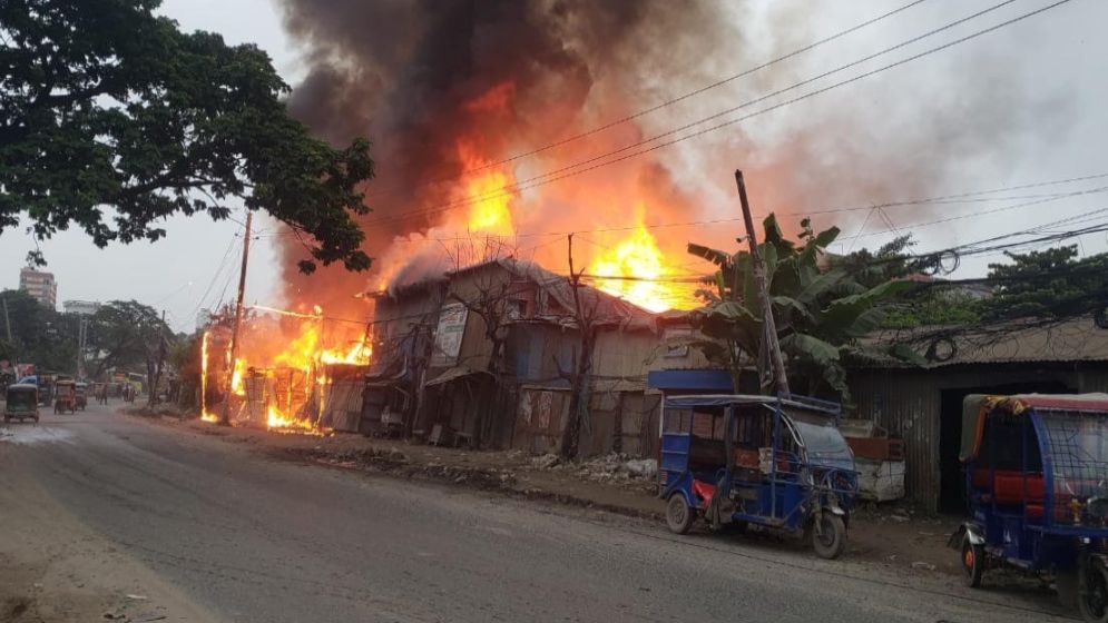 ফতুল্লায় ভয়াবহ আগুনে পুড়ল জুটের গুদাম ও ইজিবাইকের গ্যারেজ