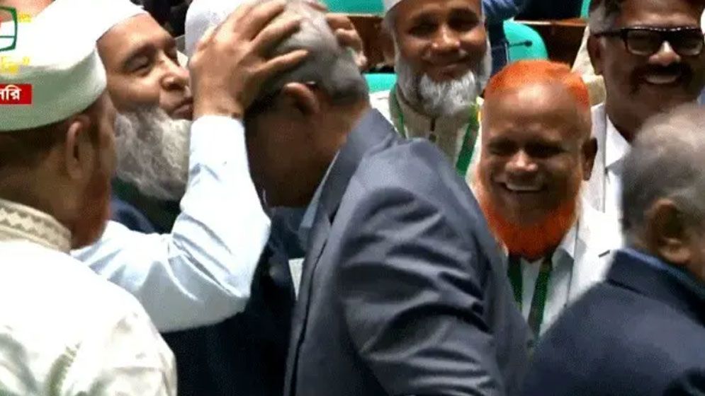 নতুন রাষ্ট্রপতির কপালে চুমু দিলেন জামায়াতের মুজিবুর