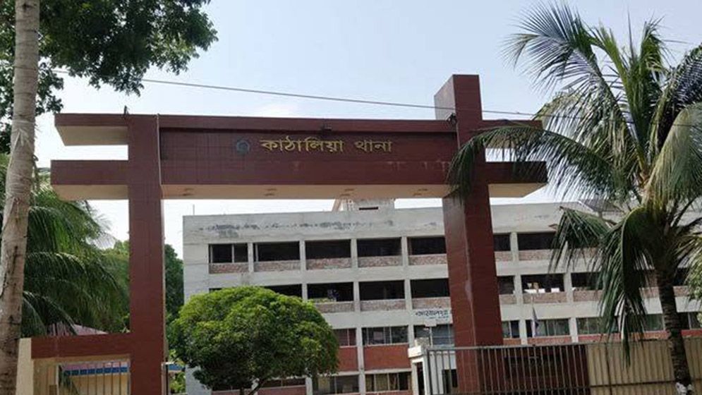 অন্য দোকান থেকে সিগারেট না আনায় বাবা ও দুই ছেলেকে কুপিয়ে জখম