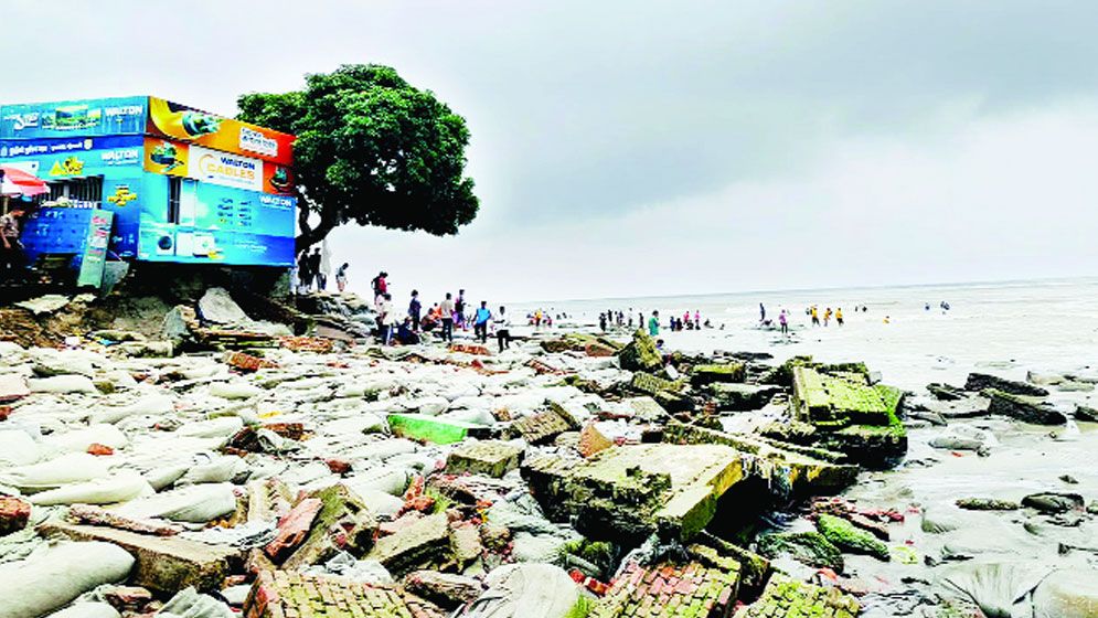 কুয়াকাটার বেড়িবাঁধে ভাঙন