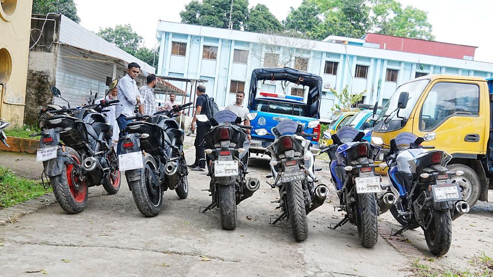 কুমিল্লায় মোটরসাইকেলসহ চোরাচালান চক্রের ৯ সদস্য গ্রেফতার