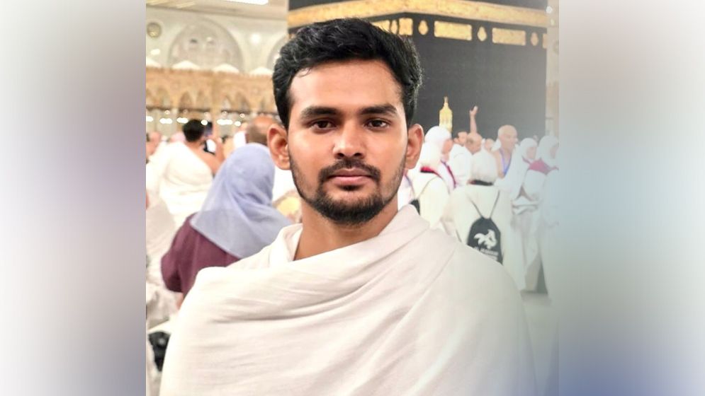 পবিত্র ওমরাহ পালন করলেন আসিফ মাহমুদ