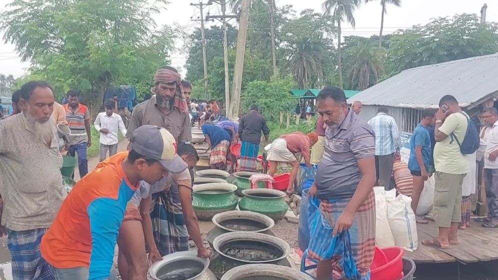 মহাসড়কের পাশে ঝুঁকিপূর্ণ হাট, দৈনিক দেড়-দুই কোটি টাকার লেনদেন