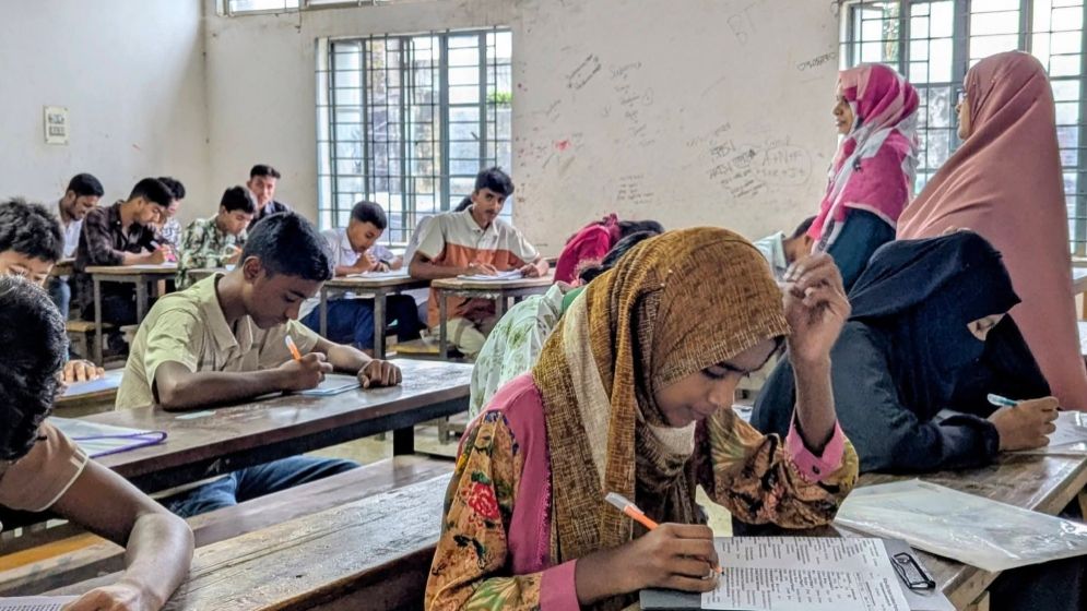 প্রত্যন্ত অঞ্চলের শিক্ষার্থীদের ইংরেজি দক্ষতা বাড়াতে এমপির ব্যতিক্রমী উদ্যোগ