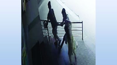 পকেটে ইয়াবা দিয়ে ব্যবসায়ীকে গ্রেফতার