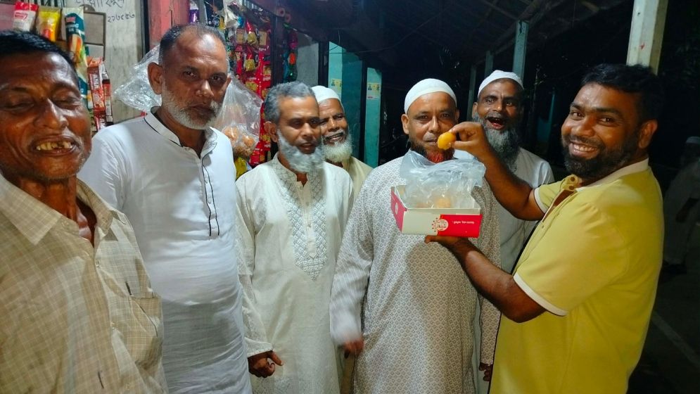 ড. মঈন খান মন্ত্রী হওয়ায় মিষ্টি বিতরণ