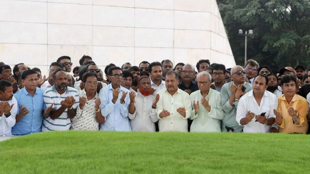 জিয়াউর রহমান ও খালেদা জিয়ার সমাধিতে উপদেষ্টা জহির উদ্দিন স্বপনের শ্রদ্ধা