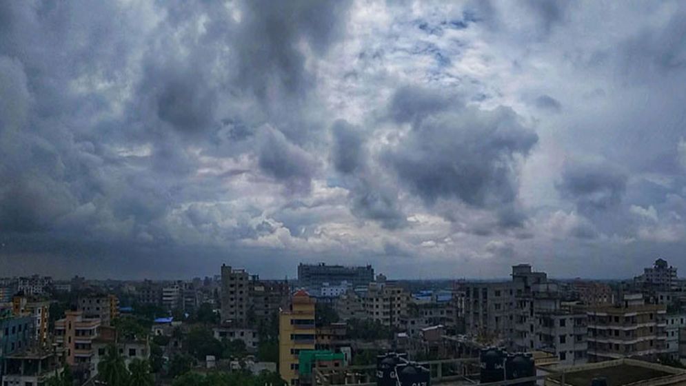 ঢাকায় বৃষ্টির আভাস, কমছে না গরমের দাপট