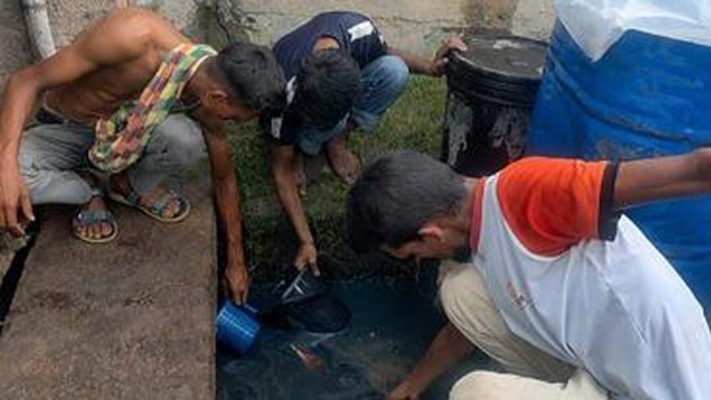 রাজশাহী রেলস্টেশনে পাইপ ফেটে ড্রেনে বিপুল পরিমাণ ডিজেল