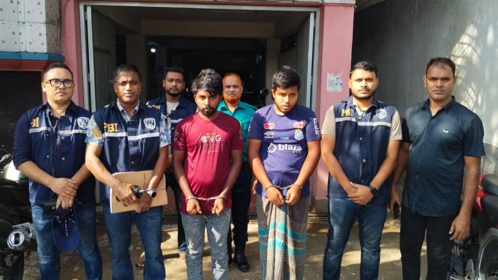 চালককে হত্যা করে অটোরিকশা ছিনতাই, বিক্রি করে টাকা ভাগাভাগি