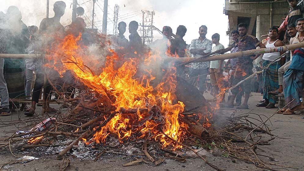 চট্টগ্রামে শ্রমিক মৃত্যুর গুজব ছড়িয়ে সড়ক অবরোধ, আহত ২