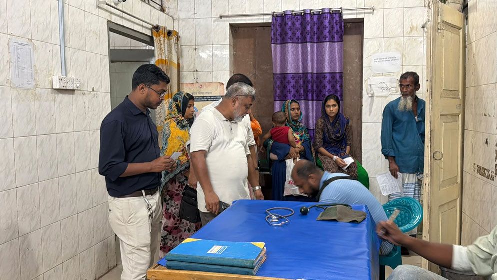শরীয়তপুর ডিসি অফিস চত্বর তিন সাংবাদিককে মারধর যুবদল নেতার