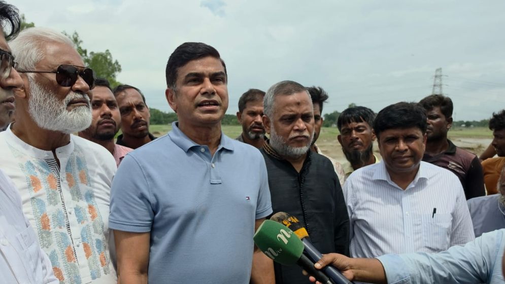 খোয়াই নদীর ক্ষতিগ্রস্ত বাঁধ পরিদর্শনে প্রতিমন্ত্রী ফরহাদ
