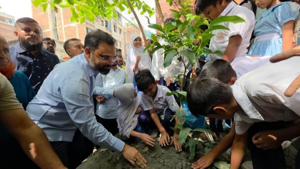 ‘একটি গাছ লাগান, হাজার প্রাণ বাঁচান’—শিক্ষার্থীদের নিয়ে বৃক্ষরোপণে প্রতিমন্ত্রী আমিনুল