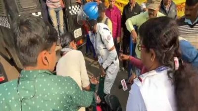 বিহারে মুখ্যমন্ত্রীর বাড়ির পথে চাকরিপ্রার্থীরা, জলকামান চালাল পুলিশ