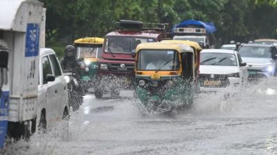 ভারি বৃষ্টিতে বিপর্যস্ত দিল্লি, রেড অ্যালার্ট জারি