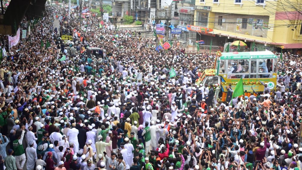ঈদে মিলাদুন্নবী উপলক্ষে চট্টগ্রামে জশনে জুলুসে লাখো মানুষের ঢল