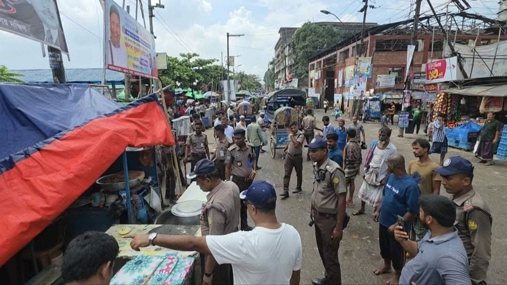 বাবুবাজার-বাদামতলীতে উচ্ছেদ অভিযান, ২১ মামলা ও জরিমানা
