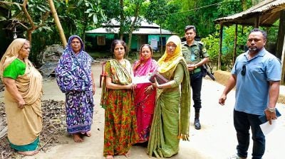 অদম্য মেধাবীর পাশে খাদ্যমন্ত্রী