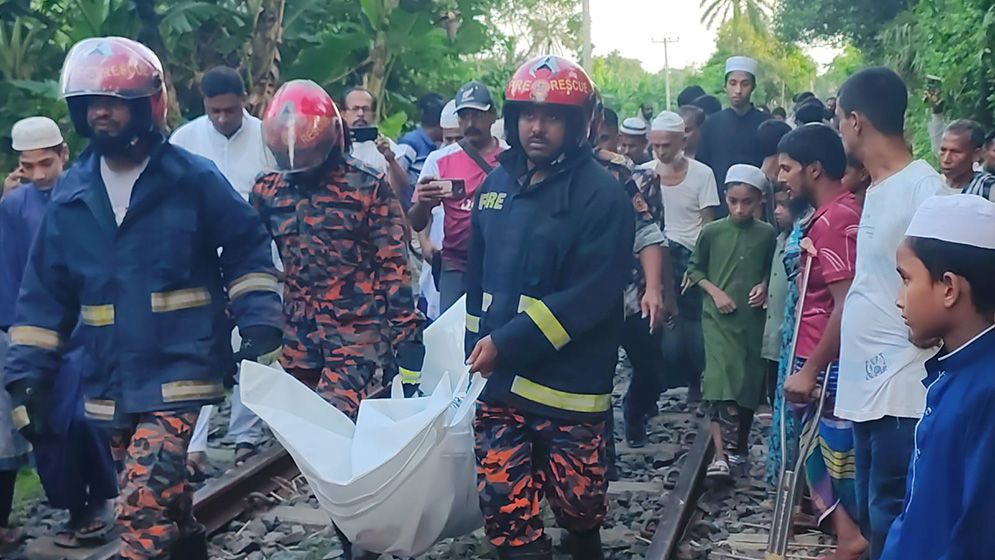 চলন্ত ট্রেনের ছাদে দৌড়াদৌড়ির চরম পরিণতি