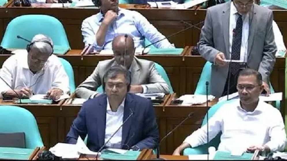 প্রধানমন্ত্রীর পাশে বসলেন স্বরাষ্ট্রমন্ত্রী